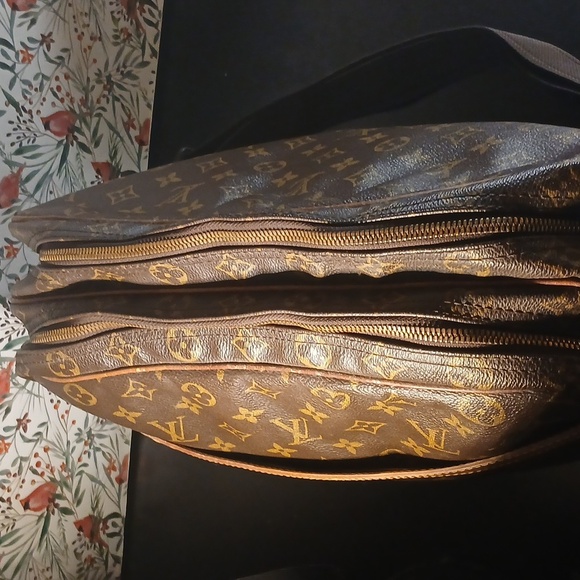 AUTHENTIC LOUIS VUITTON MONOGRAM DOUBLE COMARTMENT TRAVEL BAG. - Picture 14 of 16